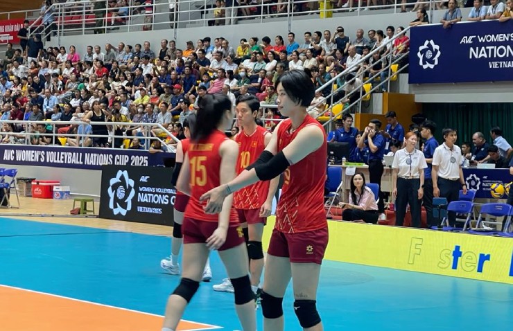 Thanh Thúy (đứng đầu) vui vẻ sau trận đấu, cô hài lòng với ý đồ chiến thuật của ban huấn luyện&nbsp;