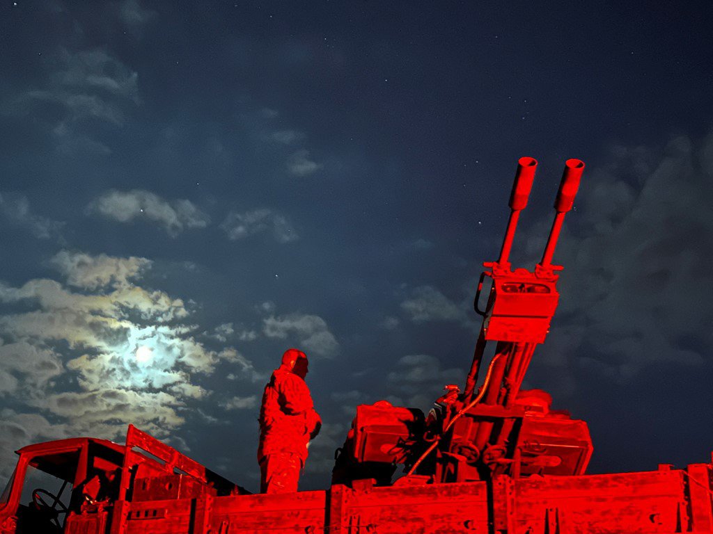 Binh sĩ Ukraine phòng thủ ở tiền tuyến với pháo phòng không (ảnh: Reuters)