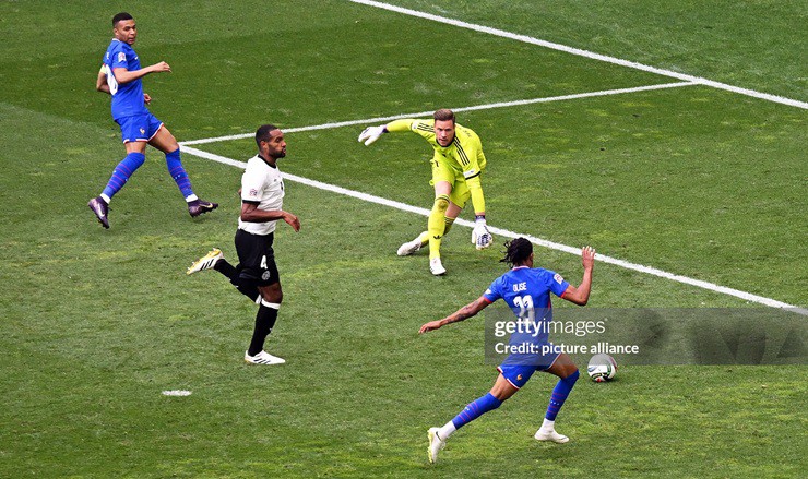 Mbappe chuyền dọn cỗ cho Olise ghi bàn