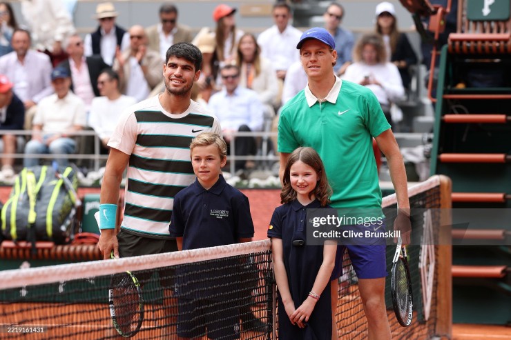 Jannik Sinner và Carlos Alcaraz tạo nên "chung kết trong mơ" ở Roland Garros 2025. Trước đó, 2 tay vợt có thành tích toàn thắng trong các trận chung kết Grand Slam (Alcaraz 4/4 trận, Sinner 3/3), vì vậy người hâm mộ rất chờ đợi màn thư hùng nảy lửa&nbsp;