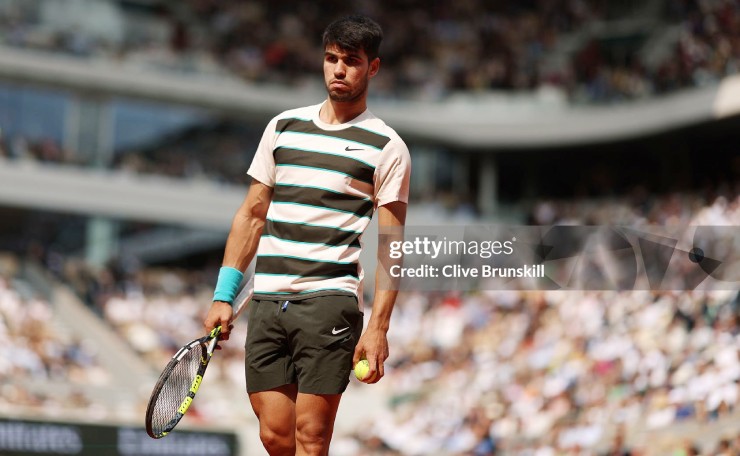 Set 2, Alcaraz thi đấu khởi sắc hơn, thậm chí kéo Sinner vào loạt tie-break cân não.&nbsp;Tuy nhiên với 3 mini-break, Sinner một lần nữa khuất phục đại kình địch với tỷ số 7-4, qua đó dẫn 2-0 sau 2 set và nắm lợi thế lớn