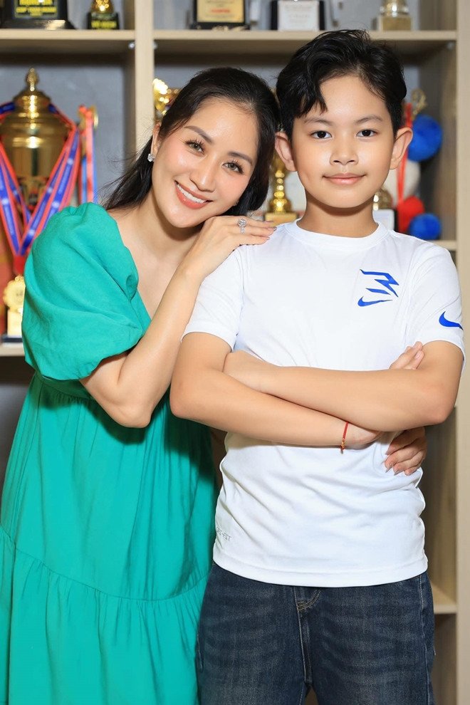 Mối tình lệch tuổi của Khánh Thi - Phan Hiển từ tranh cãi đến hôn nhân viên mãn - 10