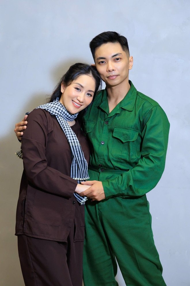 Mối tình lệch tuổi của Khánh Thi - Phan Hiển từ tranh cãi đến hôn nhân viên mãn - 11