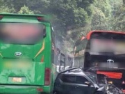Tin tức trong ngày - VIDEO: Tai nạn liên hoàn khiến xe ô tô bị "vò nát" giữa 2 xe khách, nhiều người bị thương