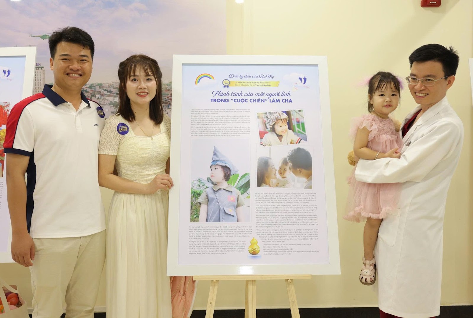 Gia đình anh Cảnh hội ngộ cùng bác sĩ Lê Đức Thắng trong Ngày hội Bầu vàng IVF Tâm Anh, bên cạnh bài viết chia sẻ xúc động về hành trình “tìm con” của mình. Ảnh: Nguyễn Thuận&nbsp;