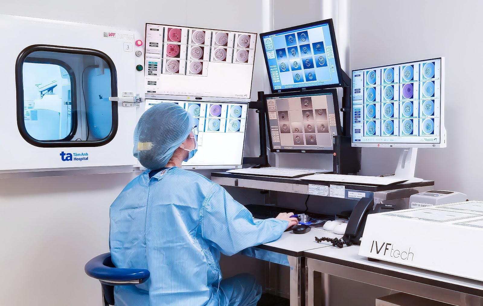Chuyên viên phôi học đánh giá chất lượng phôi nhờ phần mềm trí tuệ nhân tạo AI. Ảnh: Hoài Thương