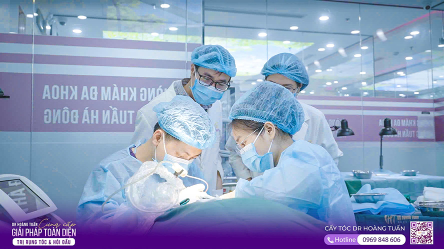 Đại tá, PGS.TS. BSCKII Nguyễn Ngọc Tuấn đồng hành cùng các bác sĩ cấy tóc tại Dr Hoàng Tuấn.