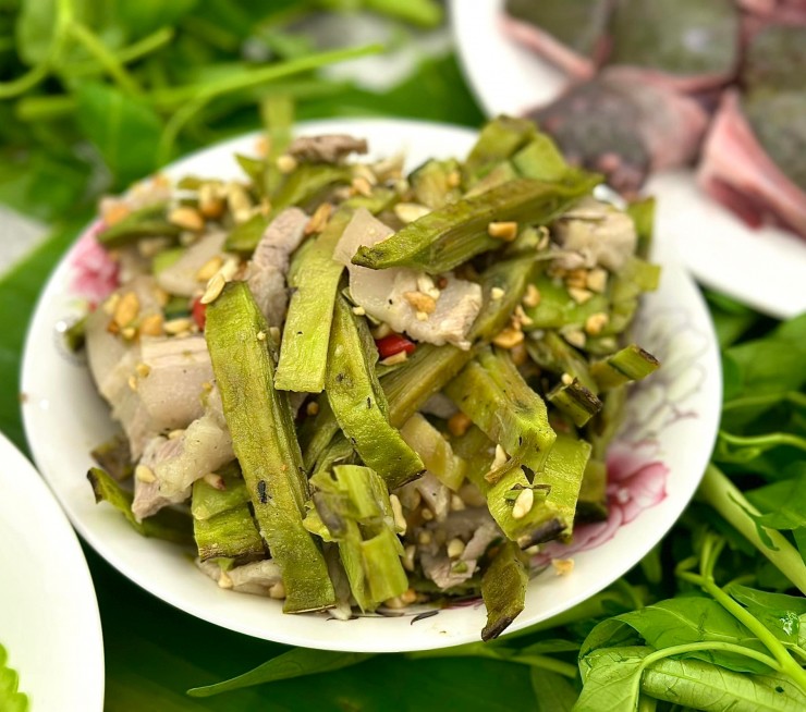 Món nộm núc nác được xem như đặc sản lạ miệng ngày hè ở miền Bắc. Ảnh: Lê Triều Dương