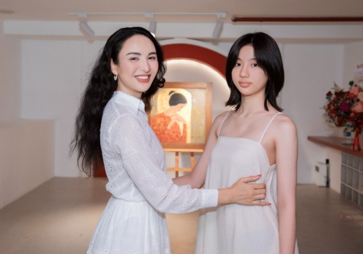 Ngọc Diễm và con gái trong buổi khai mạc triển lãm tranh.
