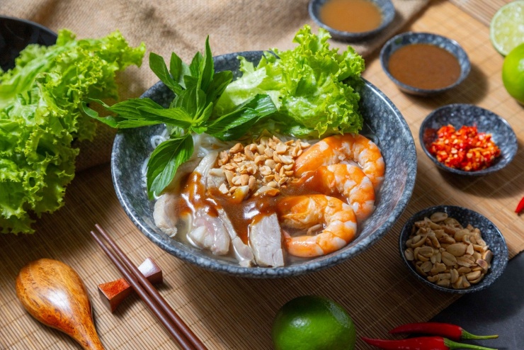 &nbsp;Hương vị của món ăn phụ thuộc vào nước dùng. Ảnh: Bún gỏi dà Hai anh em