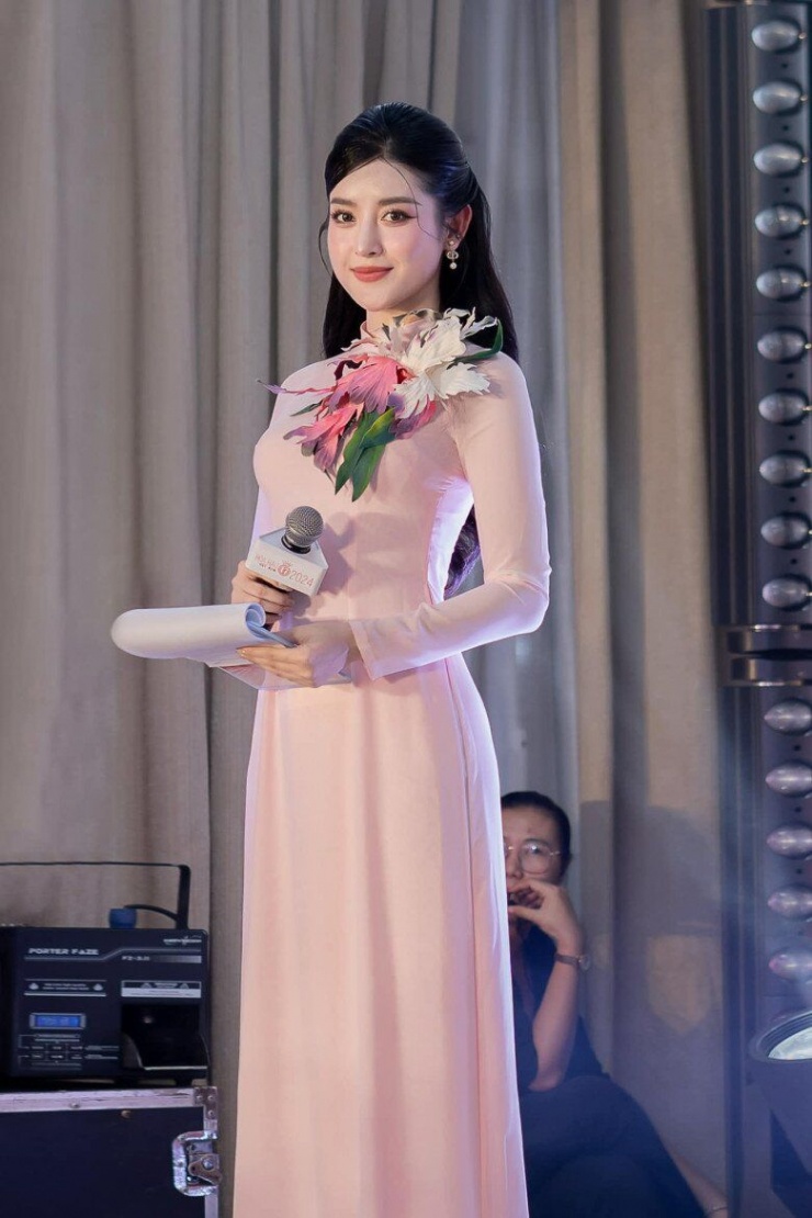 “Quốc bảo nhan sắc Việt” nổi danh gợi cảm, lúc lên truyền hình không dám mặc hở dù chỉ 1 lần - 11