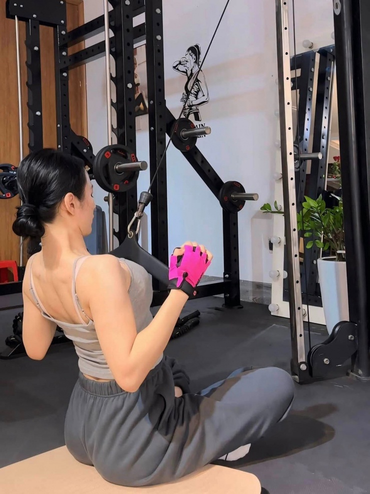 &nbsp; Lực sĩ Phạm Văn Mách hướng dẫn Angela Phương Trinh bài tập nâng tạ tác động nhiều vào vùng cơ tay trước, thường lặp 12 lần, 3 hiệp.