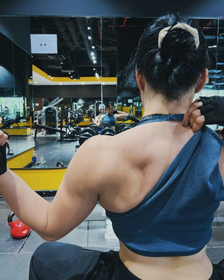 Trở lại với chế độ tập luyện nặng cùng 'lực sĩ' Phạm Văn Mách khoảng 3 tháng qua, nữ diễn viên tập trung nhiều vào việc xây dựng cơ vùng tay, vai, lưng xô, giúp vùng thân trên rắn chắc, khỏe mạnh.
