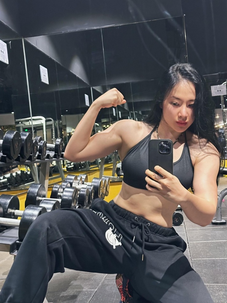 Hình thể mạnh mẽ khiến Angela Phương Trinh được nhận xét 'như lực sĩ'. Một số khán giả nói tiếc cho vẻ ngoài mềm mại, nữ tính trước kia của cô.