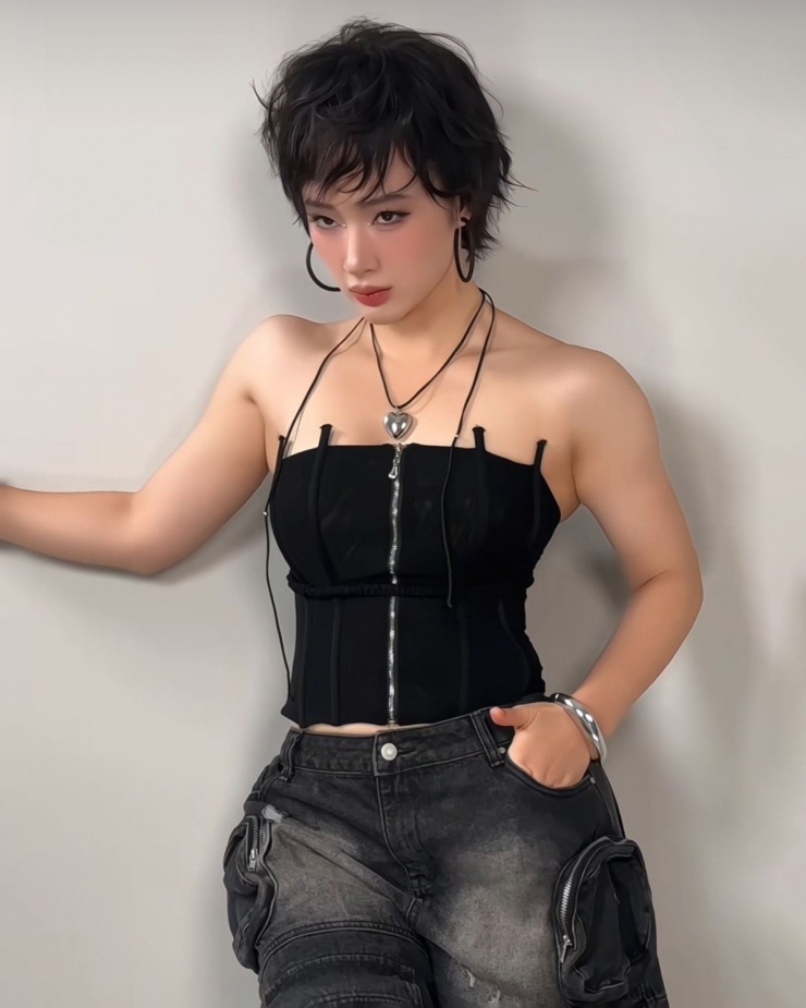 Angela Phương Trinh sinh năm 1995, nổi tiếng qua nhiều phim như 'Mùi ngò gai', 'Bà mẹ nhí'... Vài năm qua, cô rời showbiz, thỉnh thoảng nhận lời quảng cáo cho các nhãn hàng.
