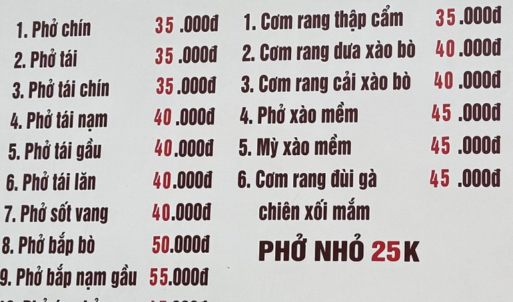 Bảng giá mới tại một quán phở. Ảnh: Duy Anh