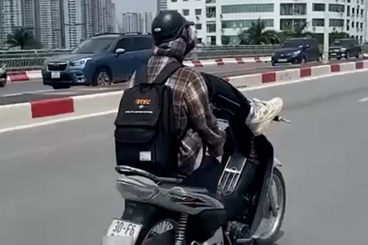 Clip nam thanh niên dùng chân lái xe máy, phóng vun vút trên đường Hà Nội - 1