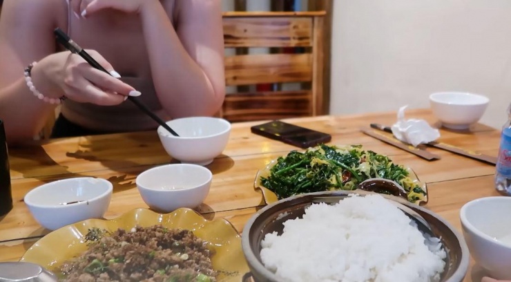 Sau khi check in tại khách sạn Sa Pa, hai cô gái trẻ bắt xe điện đi ăn tối tại một nhà hàng phục vụ các món ăn bình dân và quen thuộc của người Việt. Hải Anh cho biết: “Bữa tối thì bọn mình gọi thịt chưng mắm tép, rau rừng xào và cơm trắng. Thịt chưng mắm tép ngon dã man”.