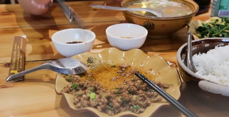 Kitti bất ngờ khi ăn thịt chưng mắm tép, nói rằng "đây là một trong những món ngon nhất” mà cô ăn thử từ lúc về Việt Nam tới giờ.