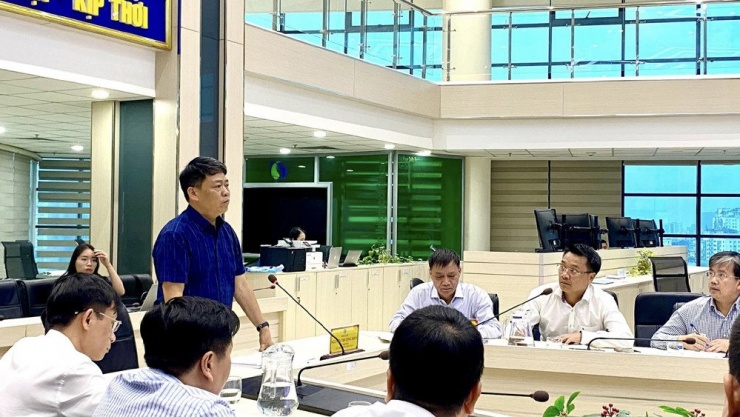 Các chuyên gia khí tượng họp nhận định về áp thấp nhiệt đới/bão. Ảnh: Cục KTTV