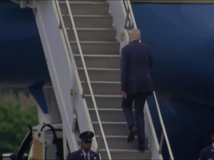 Thế giới 24h: Ông Trump bị vấp khi lên chuyên cơ Không Lực Một