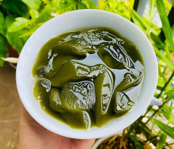 Thạch găng là món ăn vặt thanh nhiệt vào mùa hè được ưa chuộng ở thành phố những năm gần đây. 
