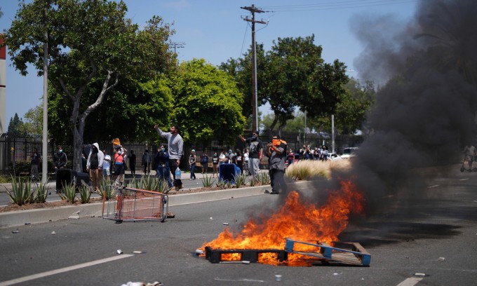 Người biểu tình tại khu vực Paramount, Los Angeles, hôm 7/6. Ảnh: AP