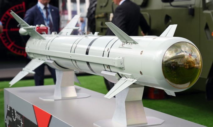 Tên lửa LMUR được trưng bày tại triển lãm quốc phòng ở Nga hồi năm 2021. Ảnh: Izvestia