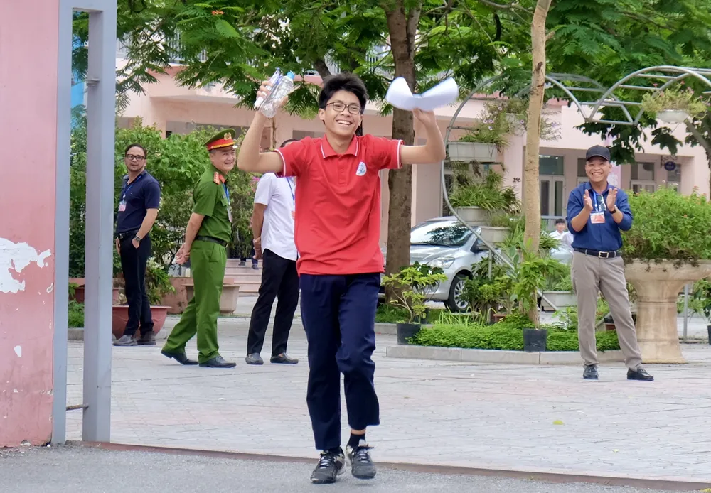 Sĩ tử Hà Nội rạng rỡ sau khi hoàn thành bài thi môn tiếng Anh chiều 7-6. Ảnh: TT