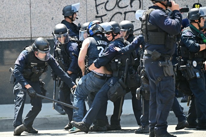 Lực lượng hành pháp đụng độ người biểu tình ở Los Angeles, California, Mỹ, ngày 8/6. Ảnh: AFP