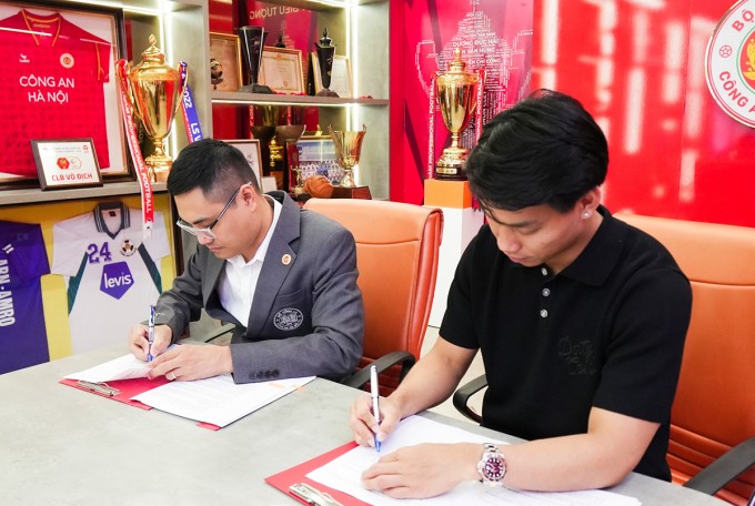 Văn Thanh ký gia hạn hợp đồng với CAHN. Ảnh: CAHN FC