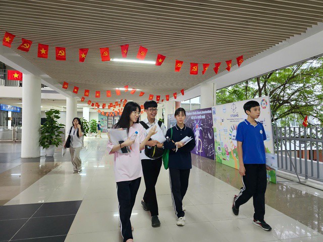 Thí sinh tự tin bước vào "trận chiến" giành suất vào lớp chuyên của các trường THPT chuyên trên địa bàn TP. Hà Nội.