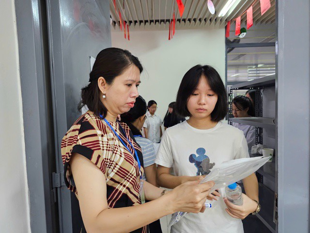 Sĩ tử Hà thành tiếp tục chinh phục kỳ thi lớp 10 chuyên đầy cam go - 12