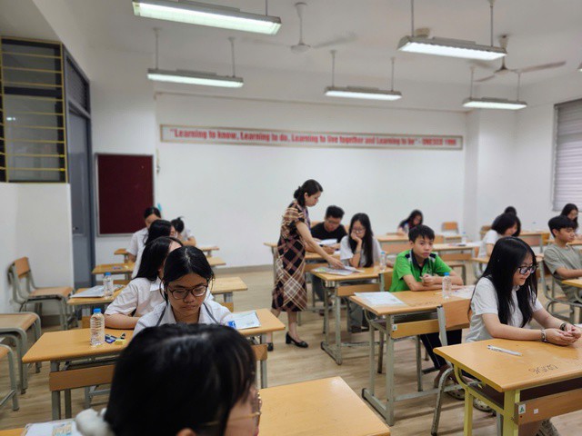 Sĩ tử Hà thành tiếp tục chinh phục kỳ thi lớp 10 chuyên đầy cam go - 15