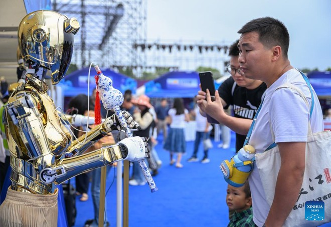 Tận mắt xem robot pha cà phê, chơi đàn và... làm đẹp! - 2