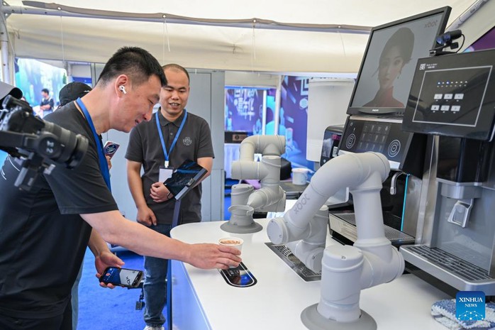 Robot pha cà phê trong Lễ hội Robot thế giới. Ảnh: Xinhua