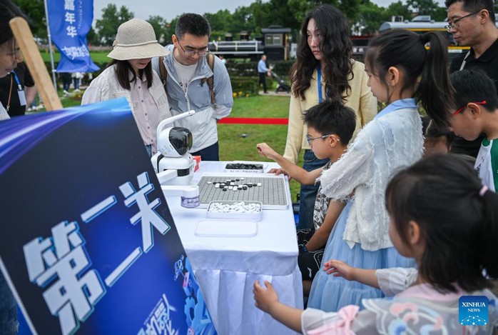 Robot còn biết đánh cờ. Ảnh: Xinhua