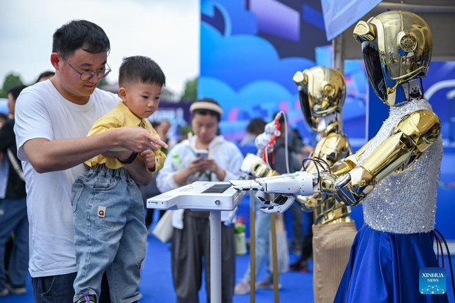 Tận mắt xem robot pha cà phê, chơi đàn và... làm đẹp! - 3