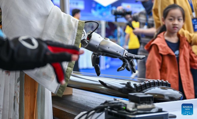 Robot sử dụng trí thông minh nhân tạo để chơi nhiều loại nhạc cụ khác nhau. Ảnh: Xinhua