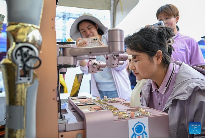 Robot trang điểm. Ảnh: Xinhua