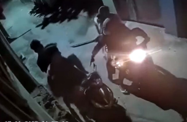 2 nam thanh niên bị chặn đầu xe đe dọa đưa tiền. Ảnh cắt từ clip