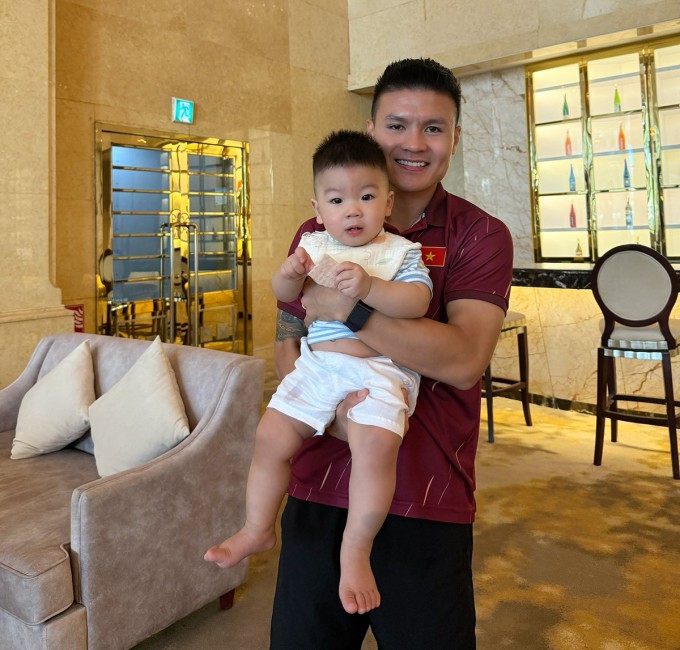 Chu Thanh Huyền đăng ảnh Quang Hải chụp cùng con trai, gửi lời chúc chiến thắng tới anh và đồng đội trước trận đấu với Malaysia. Ảnh: Facebook Chu Thanh Huyền