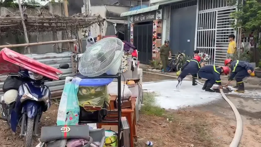 Bình Dương: Người dân vác đồ chạy vì sợ vụ cháy lớn lan sang - 6