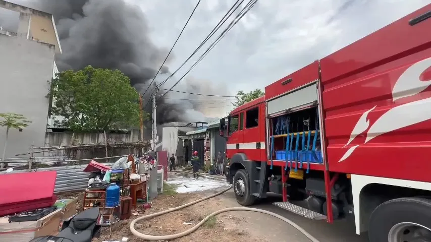 Bình Dương: Người dân vác đồ chạy vì sợ vụ cháy lớn lan sang - 7