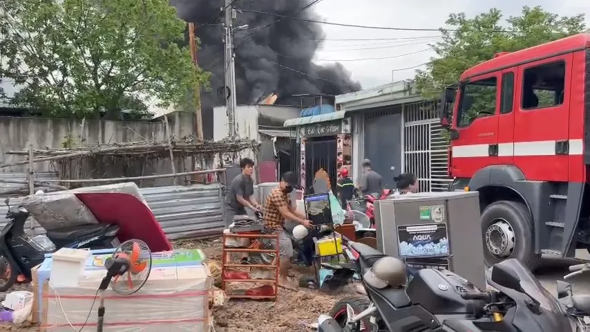 Bình Dương: Người dân vác đồ chạy vì sợ vụ cháy lớn lan sang - 5