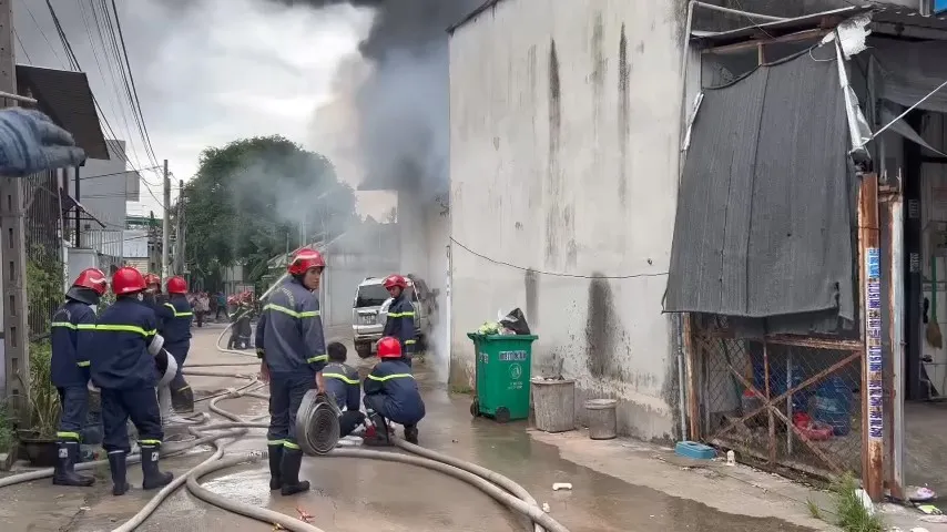 Bình Dương: Người dân vác đồ chạy vì sợ vụ cháy lớn lan sang - 3