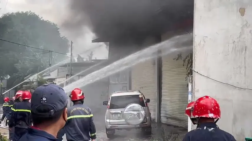 Bình Dương: Người dân vác đồ chạy vì sợ vụ cháy lớn lan sang - 4