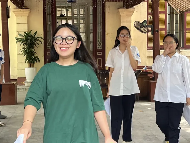 Đề chuyên Ngữ văn lớp 10 Hà Nội yêu cầu thí sinh viết về &#39;ánh sáng bên trong mỗi người&#39; - 2