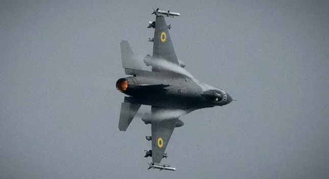 Rộ tin Ukraine bắn rơi chiến đấu cơ Su-35 của Nga bằng tiêm kích F-16 - 1