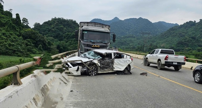 Cầu cạn có hai làn xe. Xe 5 chỗ nát bét sau cú đâm, nằm sát hộ lan. Ảnh: Phúc Văn